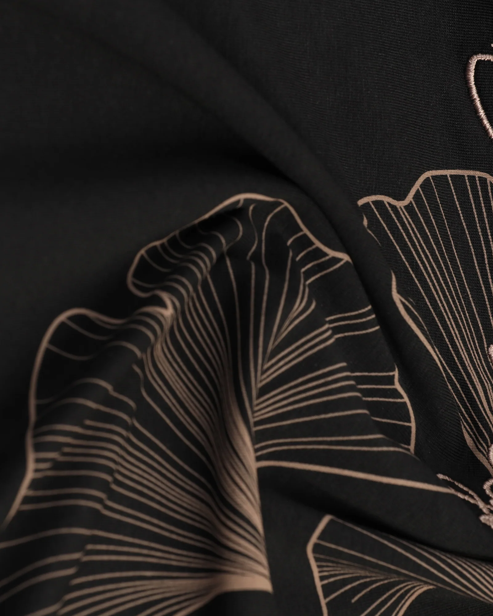 Black Crew Neck Solid T-Shirt - Roxx - Image 6
