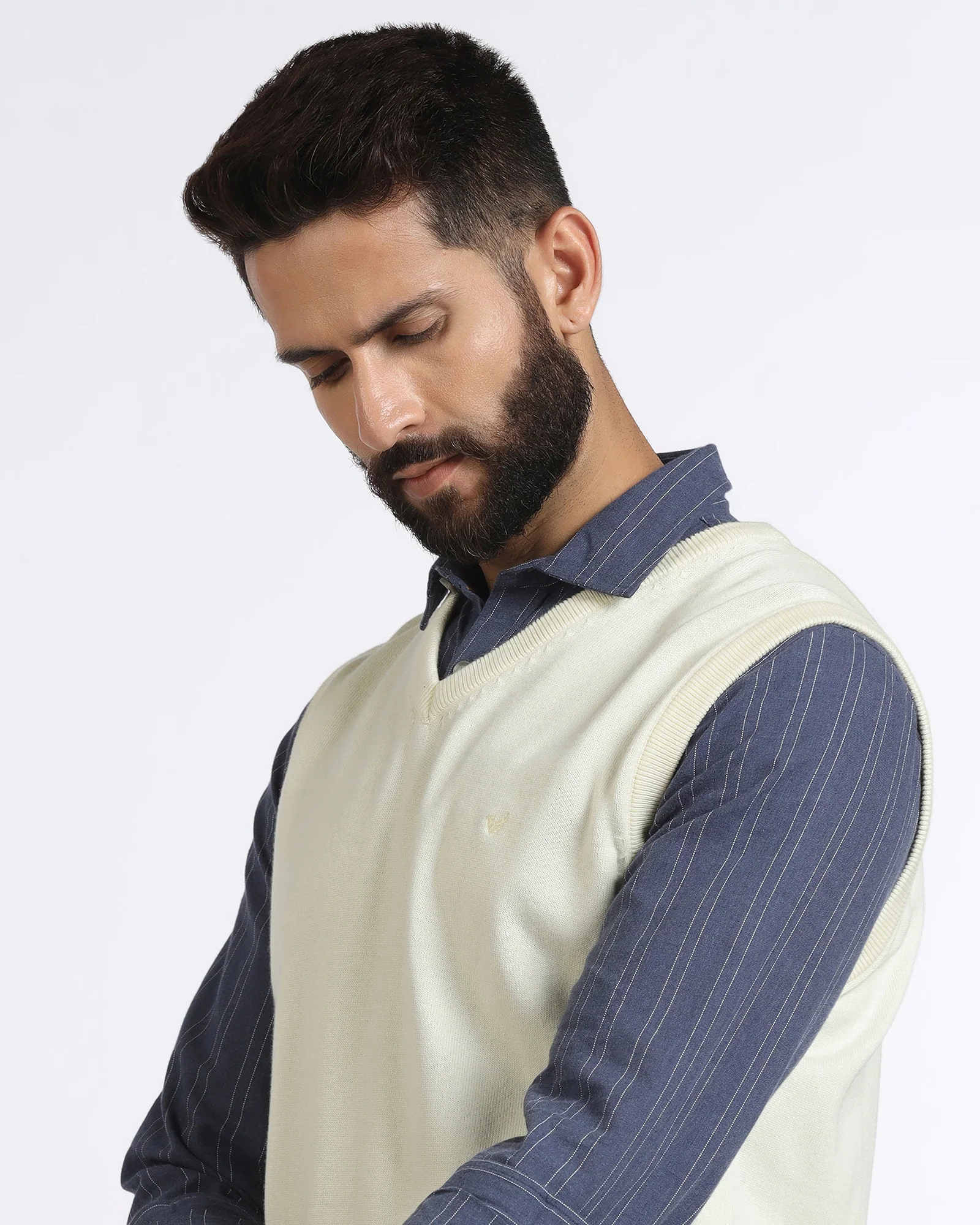 Off White V-Neck Solid Sweater - Less - Image 4